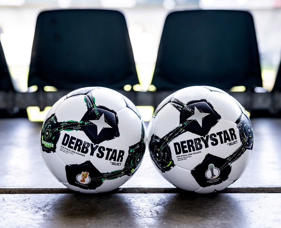 DFB Pokal Ball vor traumhafter Kulisse