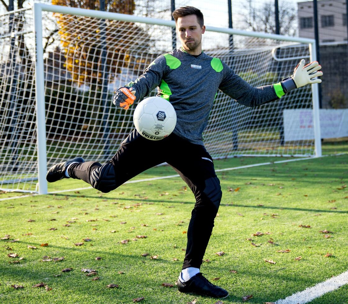 Derbystar Torwart mit Derbystar Torwarthandschuhen und Torwarttrikot