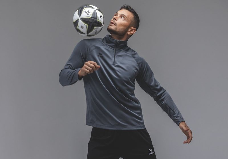 Erima Fußball von einem jungen Ball auf der Schulter jongliert