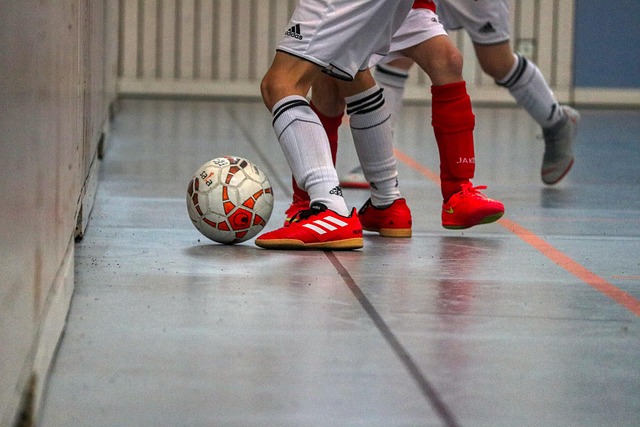 Hallenfußball Zweikampf zwischen zwei Fußballern
