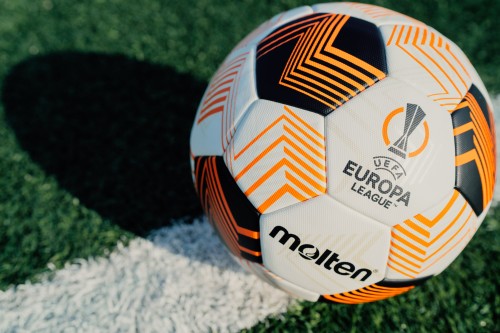 Molten Top Wettspielball UEFA Europa League 2023/24 Fußball Gr. 5 auf Rasen