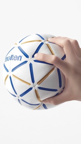 Molten Handball d60 für Wettkampf und Training, Resin-Free Harzfrei Größe 1, 2, 3 wird in Hand gehalten