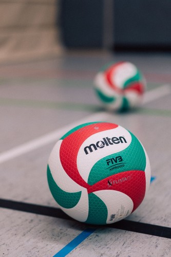 Molten Volleyball V5M5000-DE Top Wettspielball FIVB DVV1 Gr. 5 auf Hallenboden