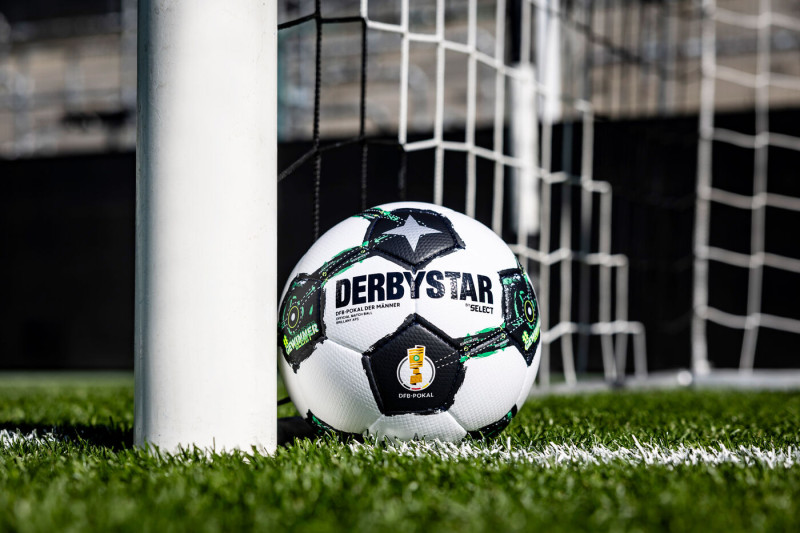 DERBYSTAR DFB-Pokal Spielball Brillant APS v25 2025/2026 Fußball Gr. 5 Foto am Torpfosten DERBYSTAR DFB-Pokal Spielball Brillant APS v25 2025/2026 Fußball Gr. 5 Foto am Torpfosten